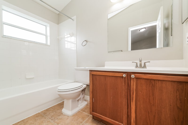 2,275/Mo, 1516 Blue Magnolia Rd Brandon, FL 33510 Bathroom View 2