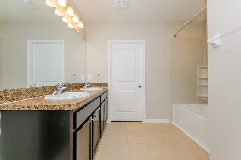 2,860/Mo, 12007 Gillingham Harbor Ln Gibsonton, FL 33534 Main Bathroom View 2