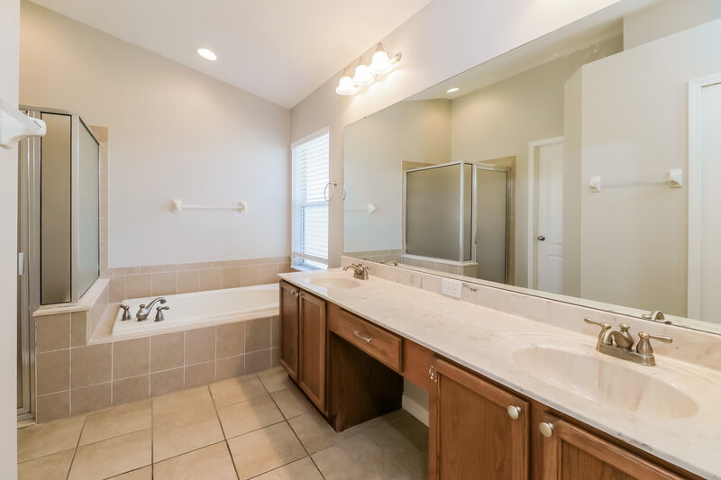 2,595/Mo, 7442 Citrus Blossom Dr Land O Lakes, FL 34637 Main Bathroom View