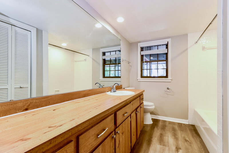 3,410/Mo, 1698 Elm Pl Clearwater, FL 33755 Main Bathroom View