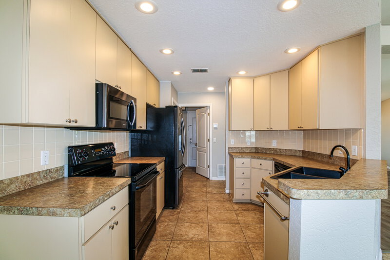 1,900/Mo, 13114 Scottville St Spring Hill, FL 34609 Kitchen View