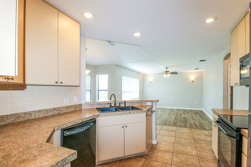1,900/Mo, 13114 Scottville St Spring Hill, FL 34609 Kitchen View 2