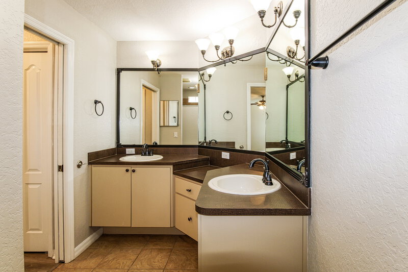 1,900/Mo, 13114 Scottville St Spring Hill, FL 34609 Main Bathroom View