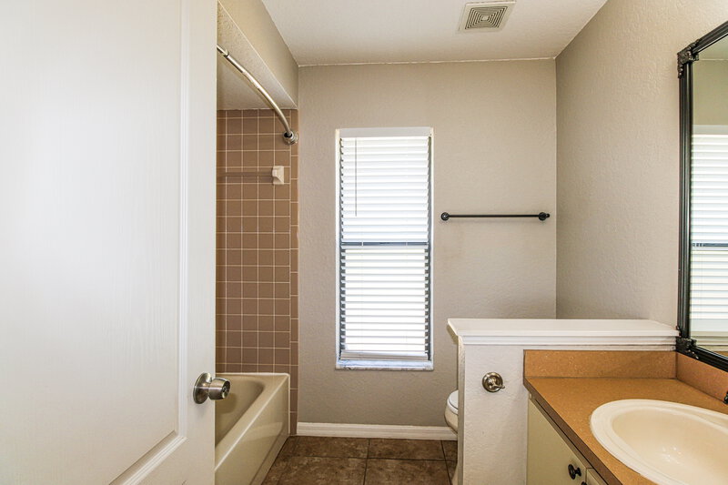 1,900/Mo, 13114 Scottville St Spring Hill, FL 34609 Bathroom View