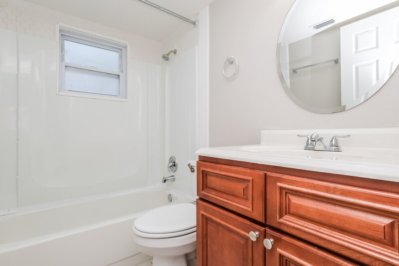 2,300/Mo, 1178 Breeze Dr Largo, FL 33770 Bathroom View