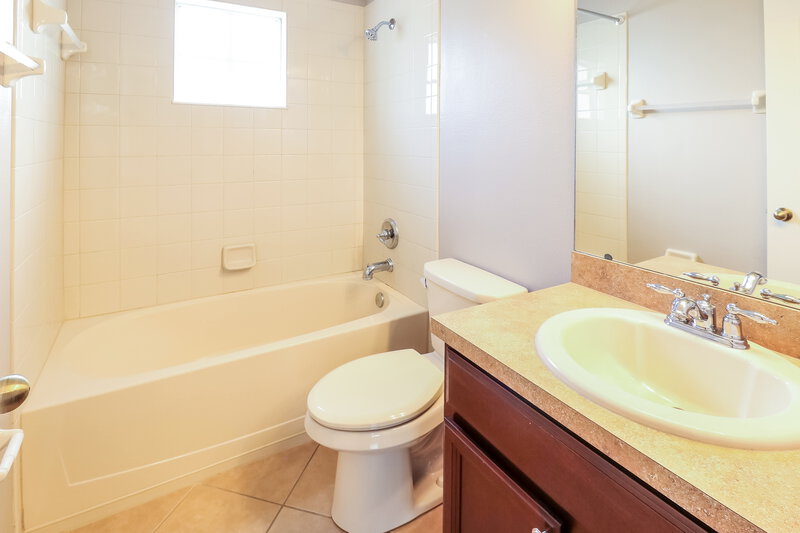 2,370/Mo, 7926 Citrus Blossom Dr Land O Lakes, FL 34637 Main Bathroom View