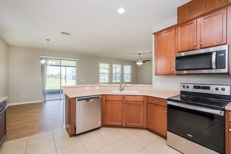 4,340/Mo, 6139 Trent Creek Dr Ruskin, FL 33573 Kitchen View 2