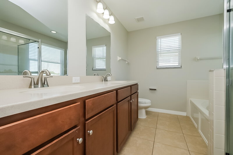 4,340/Mo, 6139 Trent Creek Dr Ruskin, FL 33573 Main Bathroom View