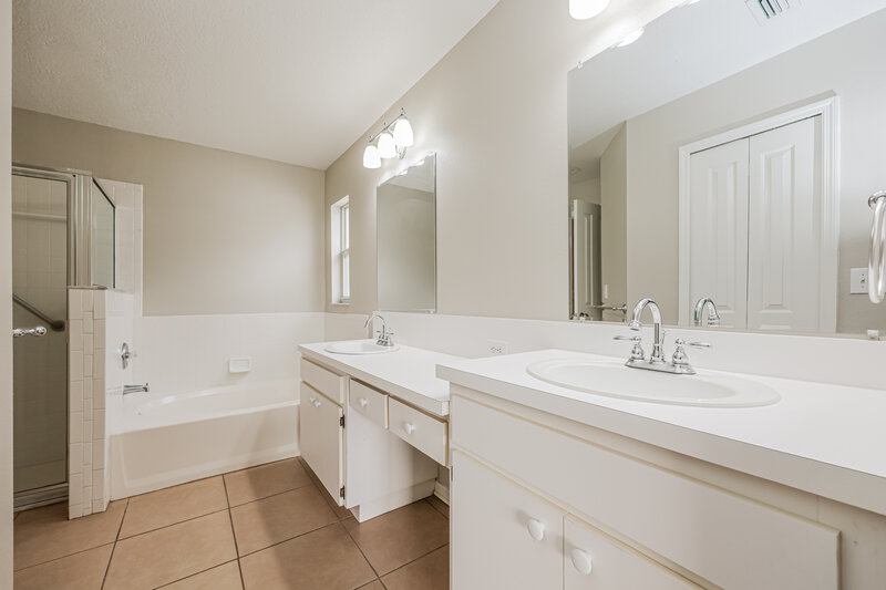 2,105/Mo, 5322 Watson Rd Riverview, FL 33578 Main Bathroom View
