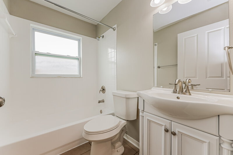2,105/Mo, 5322 Watson Rd Riverview, FL 33578 Bathroom View