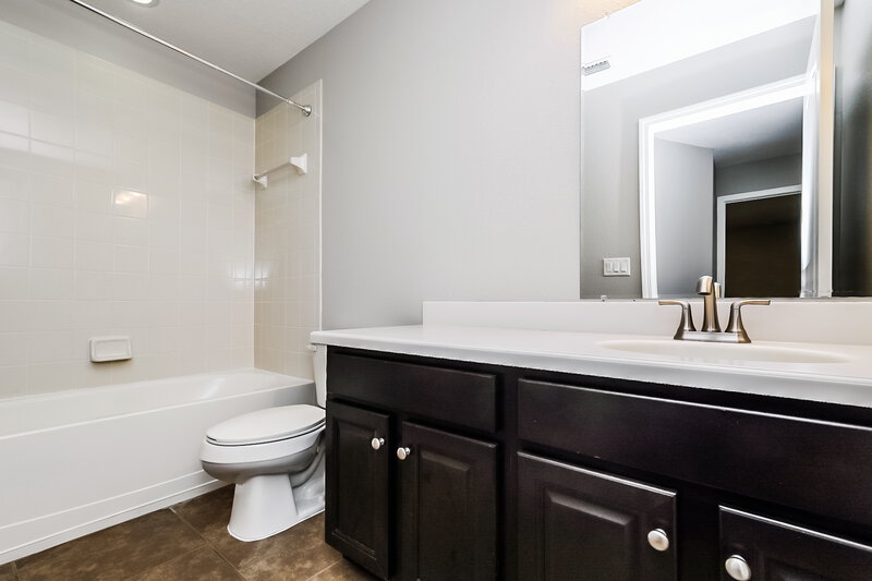 2,370/Mo, 6135 Trent Creek Dr Ruskin, FL 33573 Bathroom View