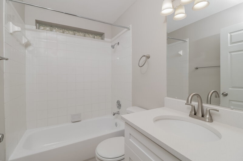 1,860/Mo, 28709 Seashell Ct Wesley Chapel, FL 33545 Main Bathroom View