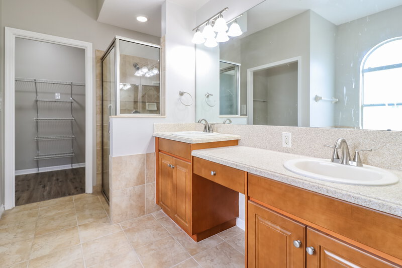 3,490/Mo, 409 Delwood Breck St Ruskin, FL 33570 Main Bathroom View