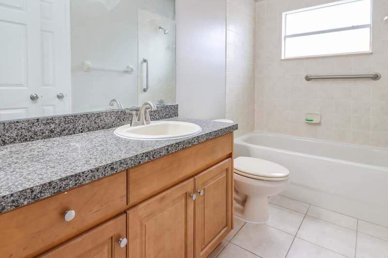 3,490/Mo, 409 Delwood Breck St Ruskin, FL 33570 Bathroom View