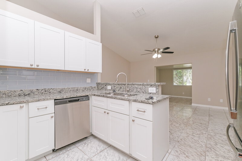 2,040/Mo, 10402 Barnett Loop Port Richey, FL 34668 Kitchen View