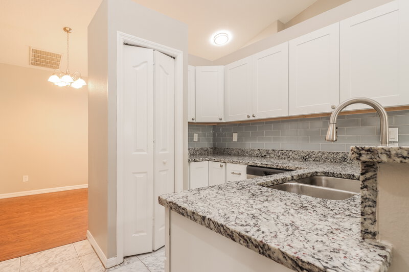 1,975/Mo, 10402 Barnett Loop Port Richey, FL 34668 Kitchen View 4