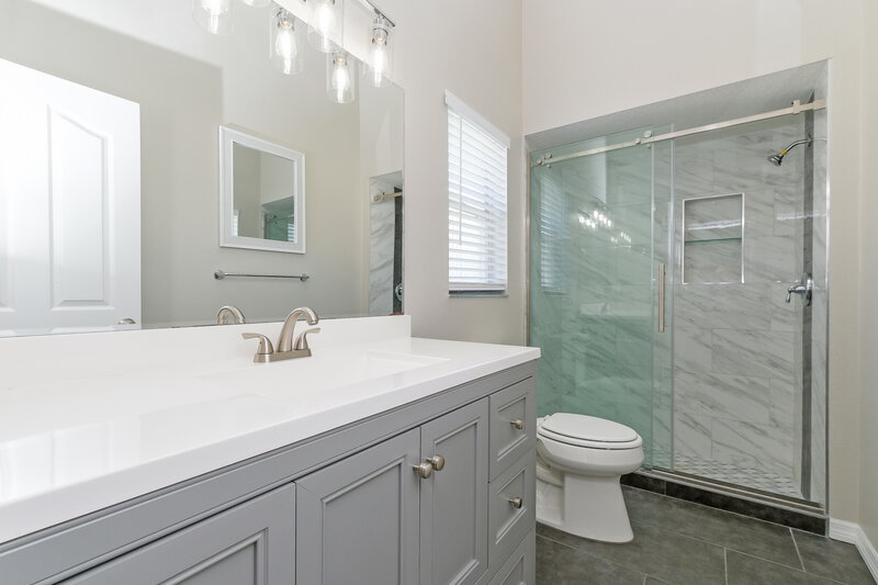 2,040/Mo, 10402 Barnett Loop Port Richey, FL 34668 Main Bathroom View