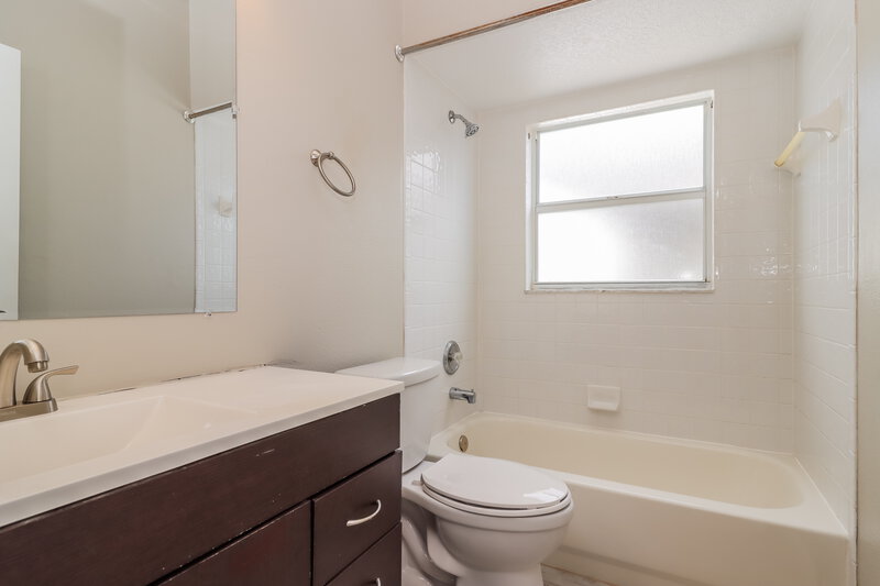 1,975/Mo, 10402 Barnett Loop Port Richey, FL 34668 Bathroom View