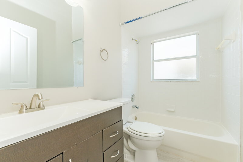 2,040/Mo, 10402 Barnett Loop Port Richey, FL 34668 Bathroom View