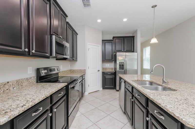 1,990/Mo, 10167 Newminster Loop Ruskin, FL 33573 Kitchen View