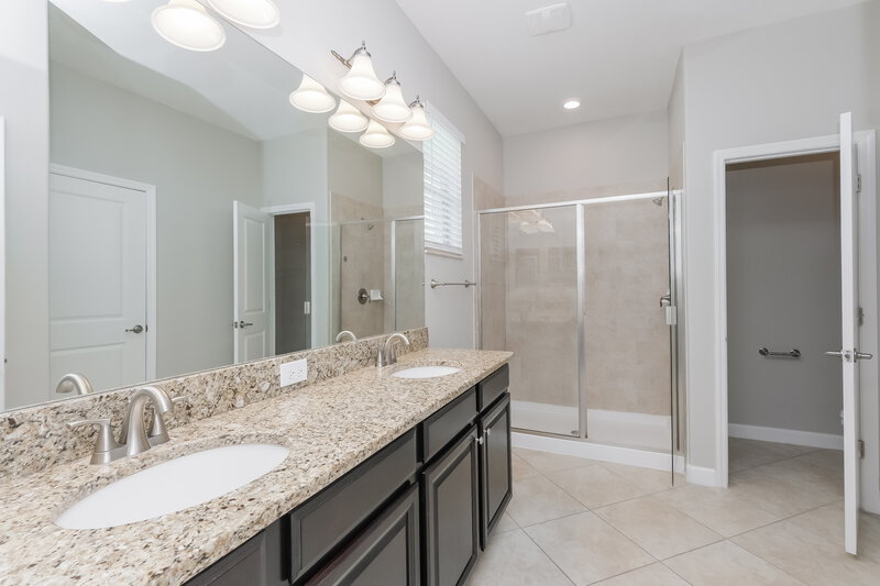 1,990/Mo, 10167 Newminster Loop Ruskin, FL 33573 Main Bathroom View