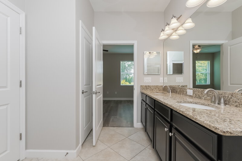 1,990/Mo, 10167 Newminster Loop Ruskin, FL 33573 Main Bathroom View 2