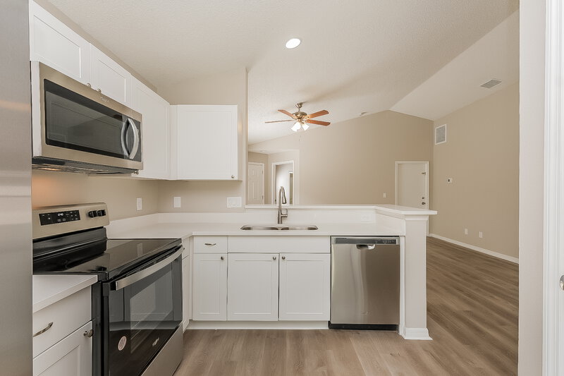 2,270/Mo, 528 Summer Sails Dr Valrico, FL 33594 Kitchen View