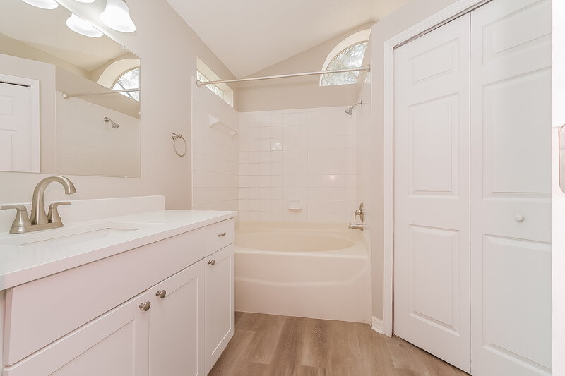 2,270/Mo, 528 Summer Sails Dr Valrico, FL 33594 Main Bathroom View