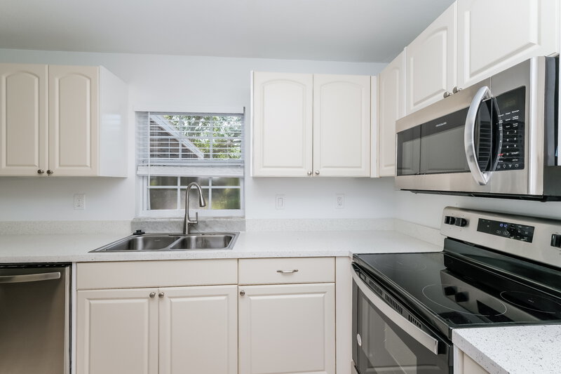 3,630/Mo, 714 Crimson King Trce Tarpon Springs, FL 34689 Kitchen View