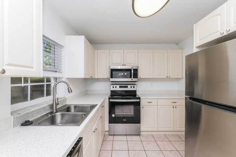 3,630/Mo, 714 Crimson King Trce Tarpon Springs, FL 34689 Kitchen View 2