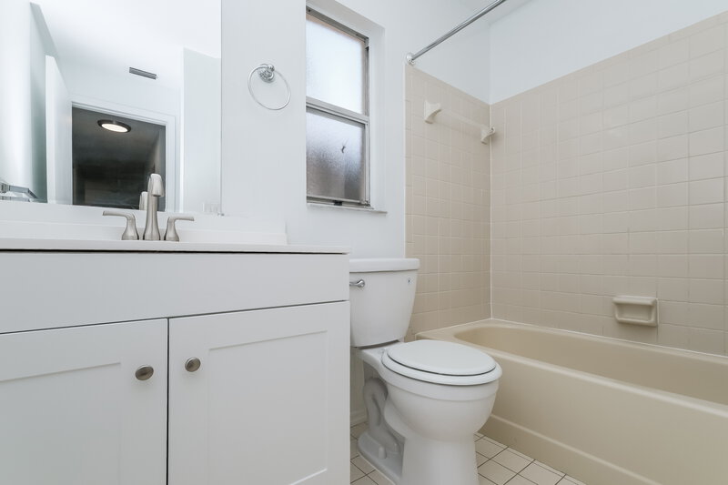 3,630/Mo, 714 Crimson King Trce Tarpon Springs, FL 34689 Main Bathroom View