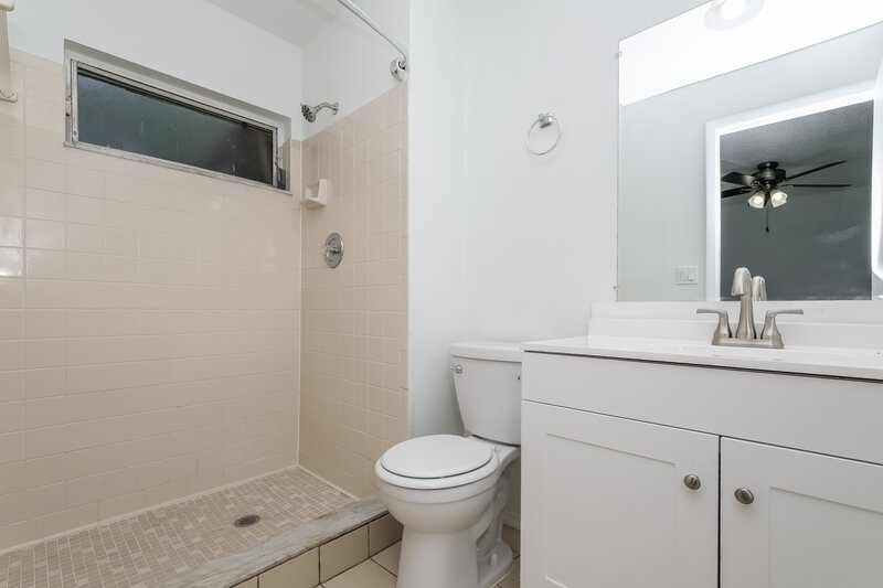 3,630/Mo, 714 Crimson King Trce Tarpon Springs, FL 34689 Bathroom View
