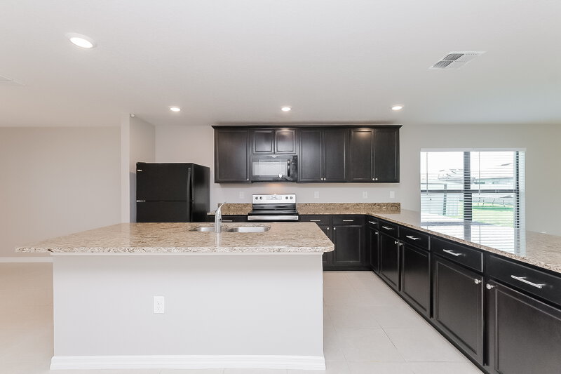 3,610/Mo, 827 Chatham Walk Dr Ruskin, FL 33570 Kitchen View