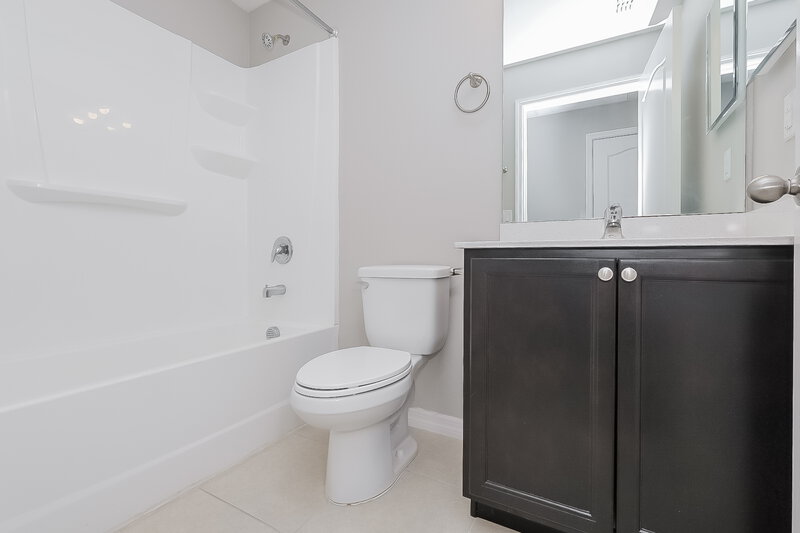 3,610/Mo, 827 Chatham Walk Dr Ruskin, FL 33570 Main Bathroom View