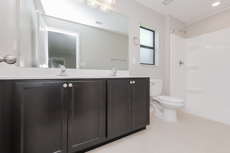 3,610/Mo, 827 Chatham Walk Dr Ruskin, FL 33570 Bathroom View