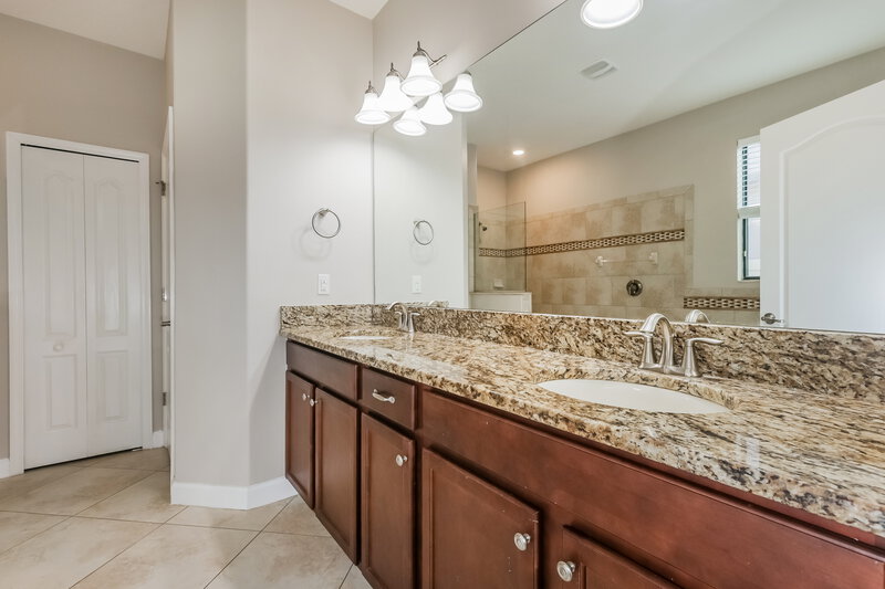 2,680/Mo, 10053 Celtic Ash Dr Ruskin, FL 33573 Main Bathroom View