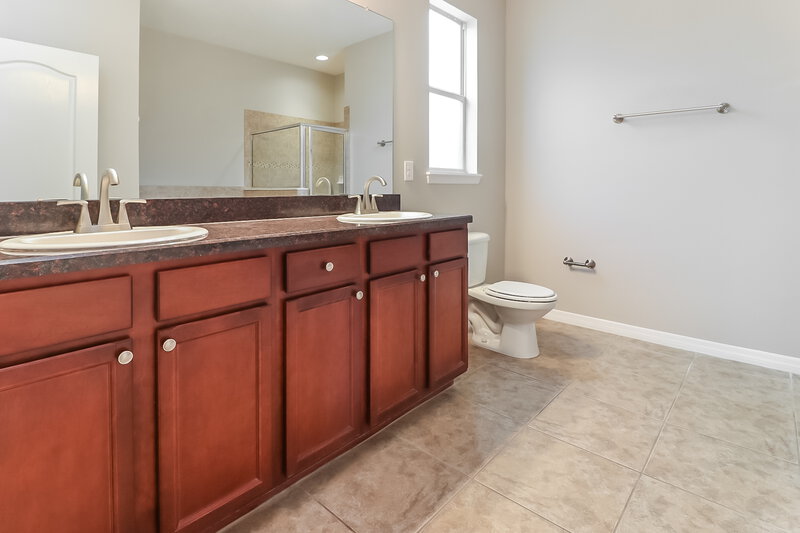1,925/Mo, 1133 Lauren Manor Loop Ruskin, FL 33570 Main Bathroom View