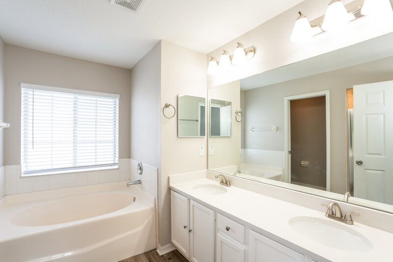 2,160/Mo, 4510 Tina Ln Plant City, FL 33563 Main Bathroom View