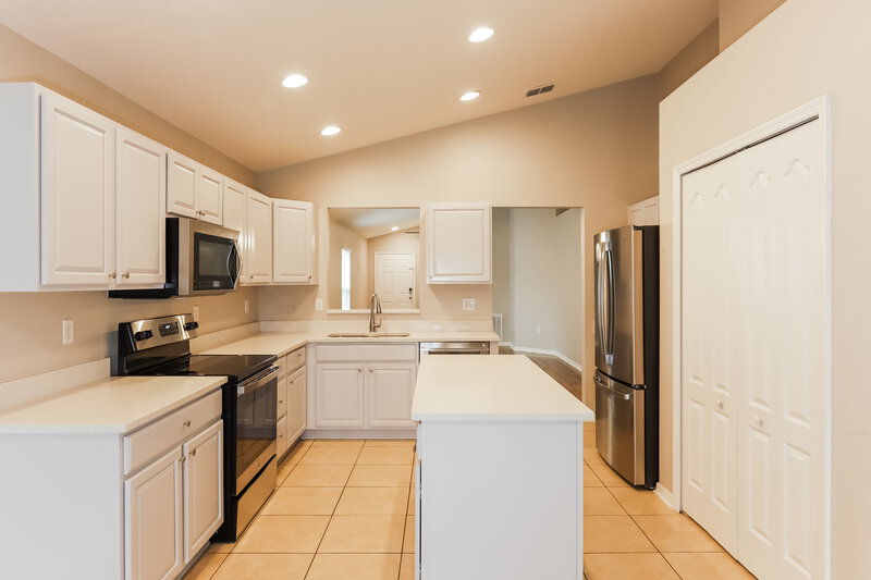 2,060/Mo, 13310 Kent Bradley St Dade City, FL 33525 Kitchen View