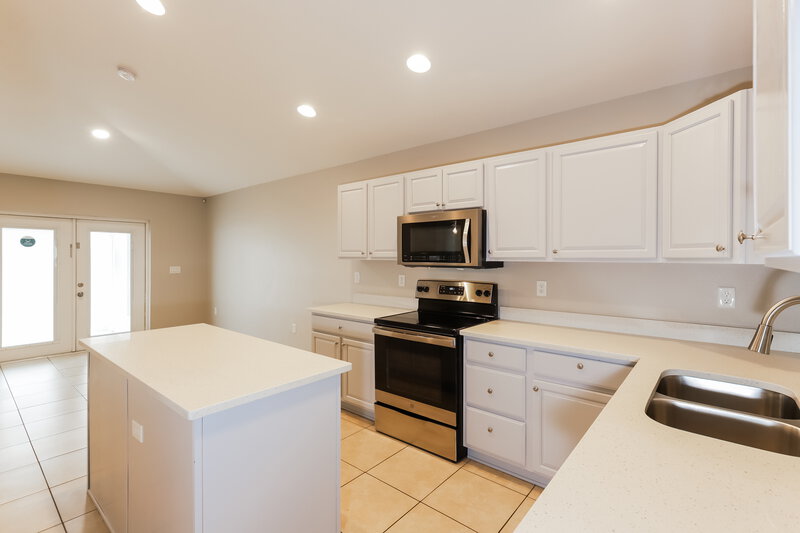 2,060/Mo, 13310 Kent Bradley St Dade City, FL 33525 Kitchen View 2