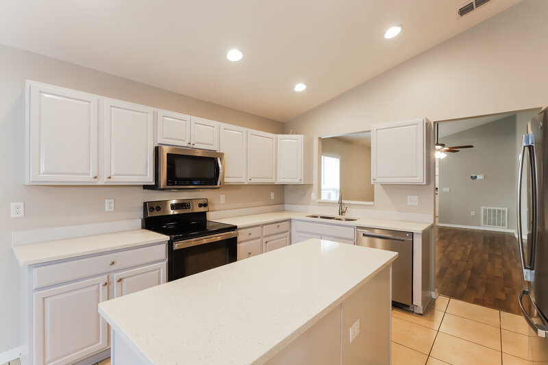 2,060/Mo, 13310 Kent Bradley St Dade City, FL 33525 Kitchen View 3