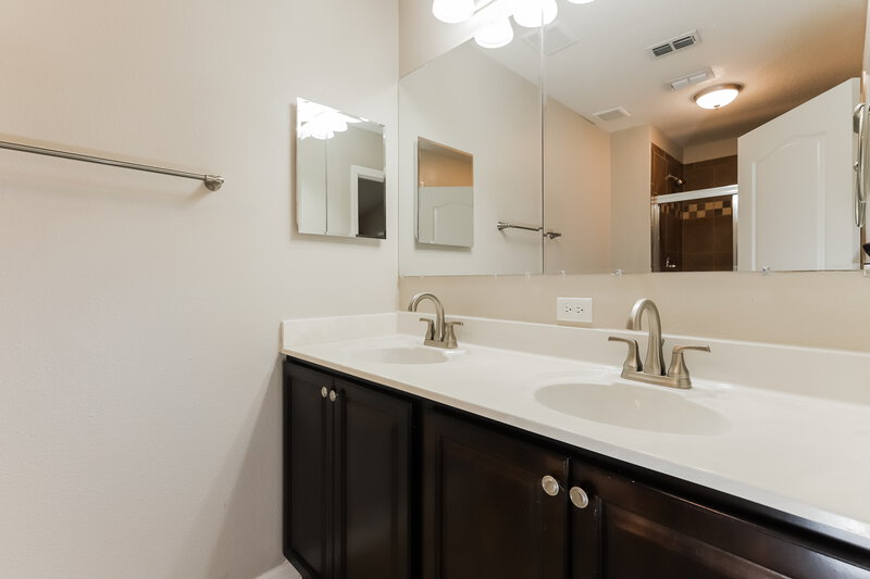 2,060/Mo, 13310 Kent Bradley St Dade City, FL 33525 Main Bathroom View