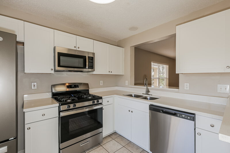 2,340/Mo, 6637 Summer Haven Dr Riverview, FL 33578 Kitchen View 2