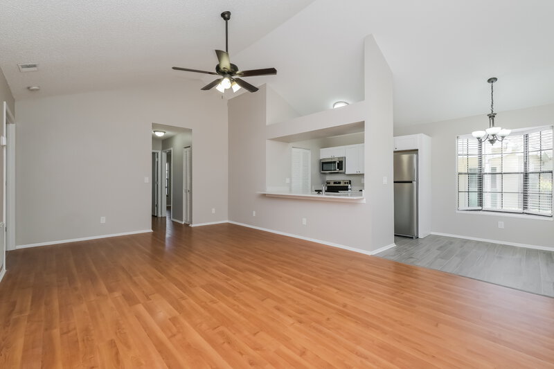 2,255/Mo, 508 Sheridan Dr Palm Harbor, FL 34684 Living Room View 2