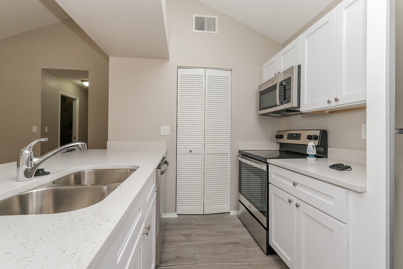 2,255/Mo, 508 Sheridan Dr Palm Harbor, FL 34684 Kitchen View