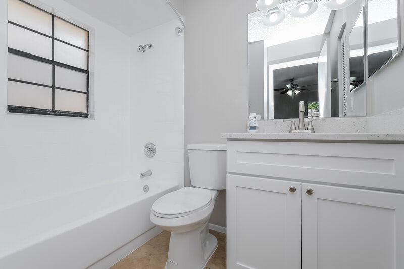 2,255/Mo, 508 Sheridan Dr Palm Harbor, FL 34684 Main Bathroom View