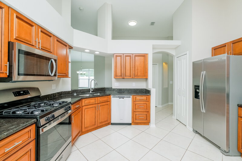 2,525/Mo, 1046 Crimson Clover Ln Zephyrhills, FL 33543 Kitchen View