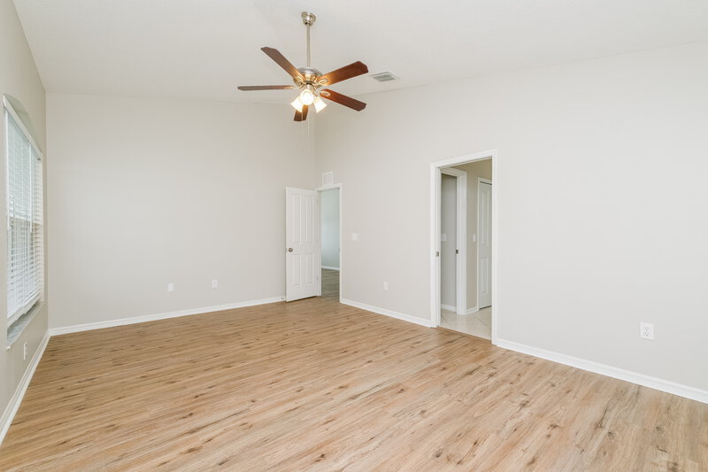 2,525/Mo, 1046 Crimson Clover Ln Zephyrhills, FL 33543 Main Bedroom View 2