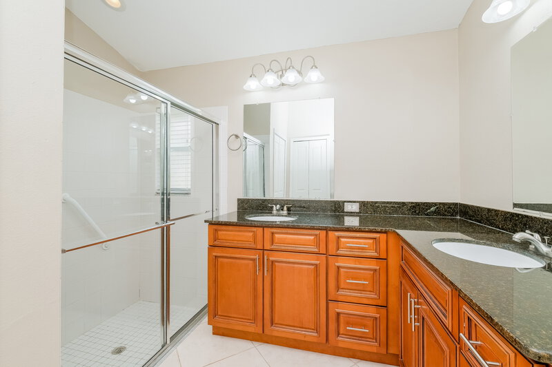 2,525/Mo, 1046 Crimson Clover Ln Zephyrhills, FL 33543 Main Bathroom View