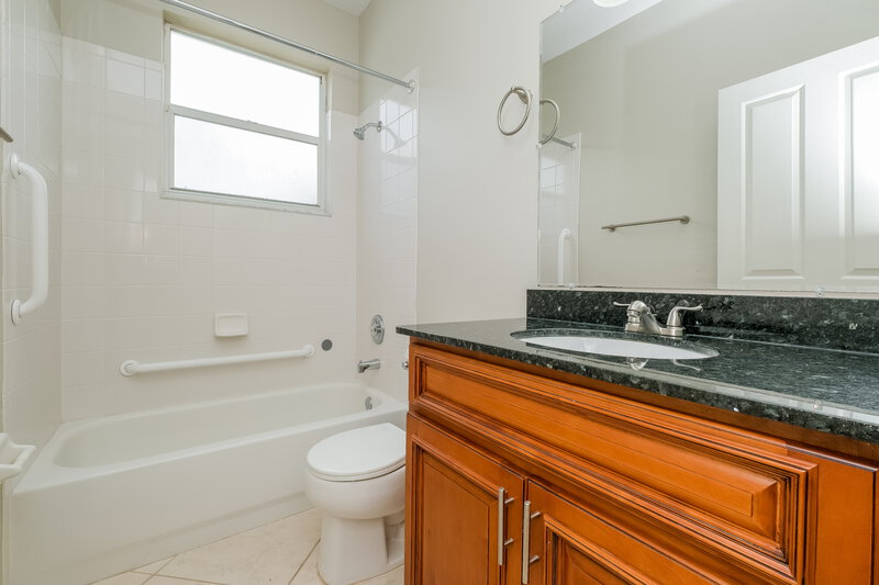 2,525/Mo, 1046 Crimson Clover Ln Zephyrhills, FL 33543 Bathroom View